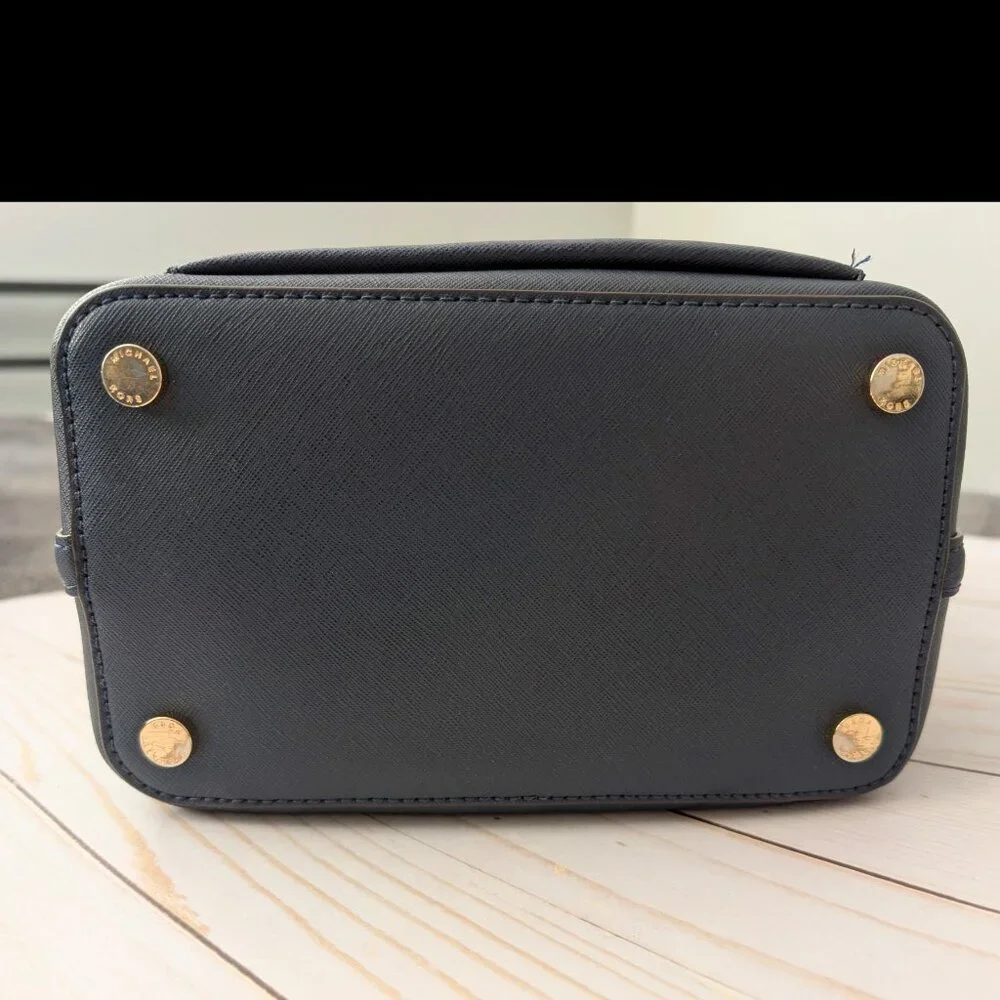 Michael Kors Bucket Bag with Detatchable Crossbody Strap & Matching Wristlet - Picture 6 of 12